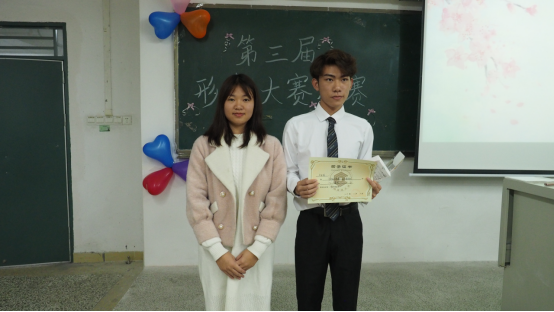 徐老师为一等奖获奖同学颁奖 徐老师为一等奖获奖同学颁奖